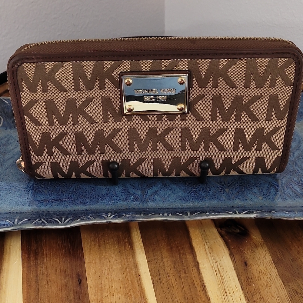 Michael Kors Brown Logo Wallet In Excellent Conditon